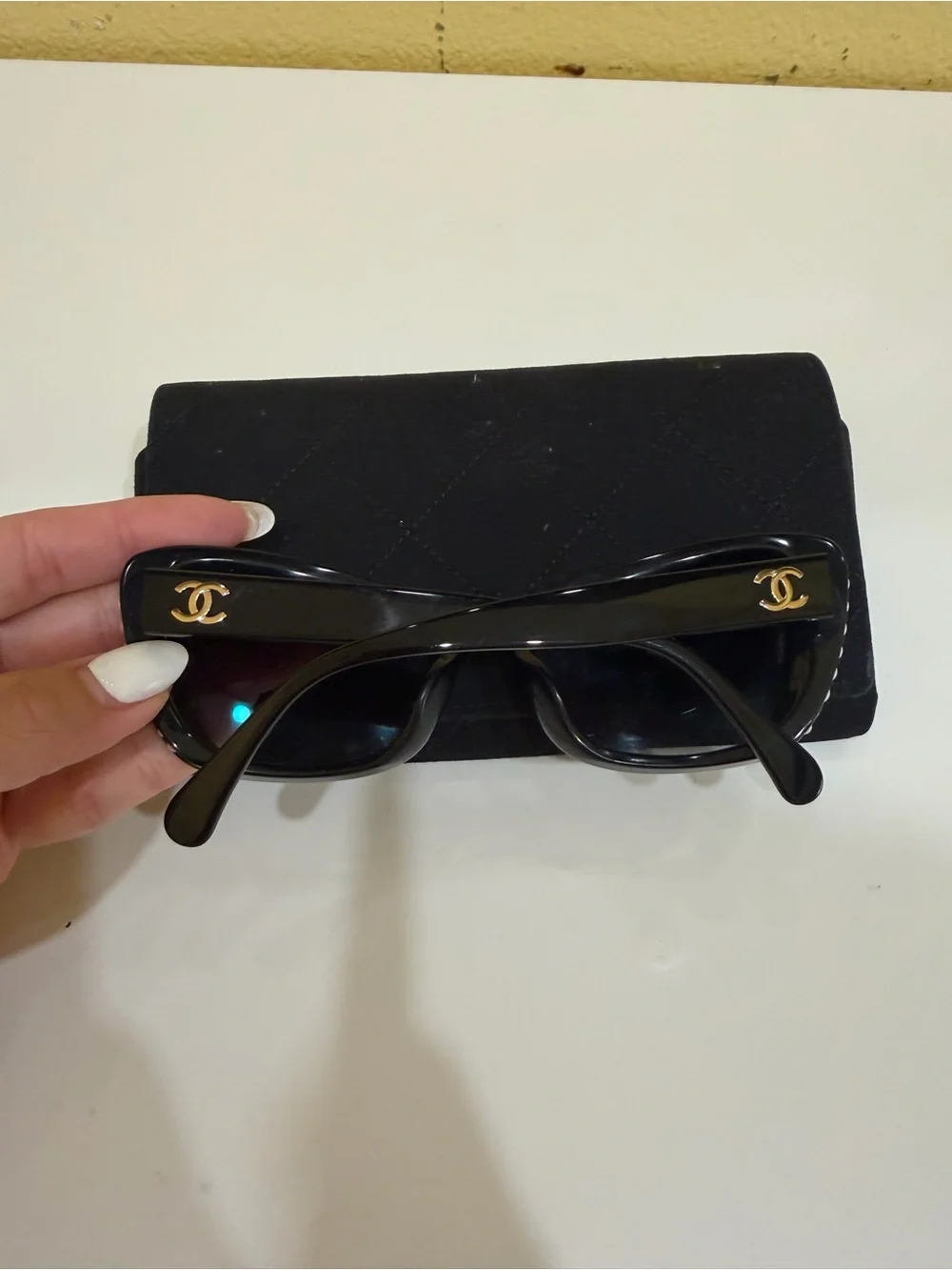 CHANEL Black Oversized Gradient Sunglasses with Quilted Case - Chic Logo Accent